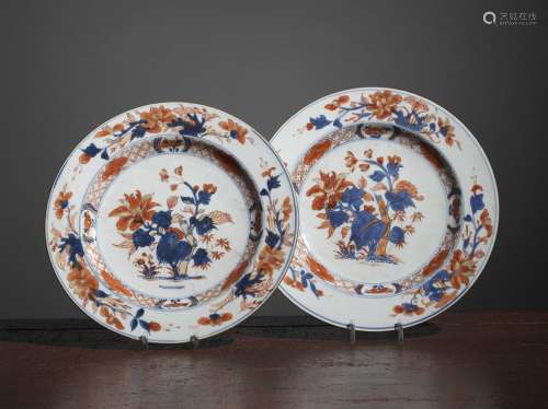 伊玛里装饰的两个盘子中国，清代，18世纪釉上彩瓷器。D. 26 cm出处：Compagnie de la Chine et des Indes (Paris) (Inv.18117 1959年购于伦敦)