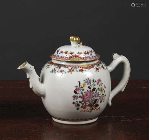 花卉装饰茶壶中国，清代，18世纪瓷器，珐琅彩玫瑰型装饰。高15,5厘米来源：Compagnie de la Chine et des Indes (Paris) (Inv.23418 1989年购得)