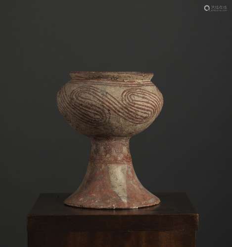 底座上的花瓶泰国，班清文化，约公元前1°千年的陶器。高18厘米，表面布满红色描边的风格化图案。古代可见的事故。来源：中国和印度公司(巴黎)(Inv.21251，1972年从德鲁奥酒店获得)