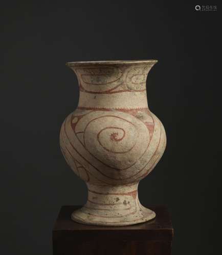 底座上的花瓶泰国，班清文化，约公元前1°千年的陶器。高30.2厘米表面布满红色描边的风格图案。古代可见的事故。来源：中国和印度公司（巴黎）（Inv.21255，1972年从德鲁奥酒店获得）。