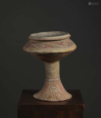 底座上的花瓶泰国，班清文化，约公元前1°千年的陶器。高22.3厘米表面布满了红色的风格化的刻划图案。出处：中国和印度公司(巴黎)(Inv.21451，1973年在曼谷获得)