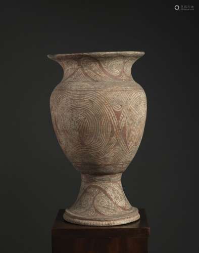 底座上的花瓶泰国，班清文化，约公元前1°千年的陶器。高39.2厘米表面布满红色描边的风格图案。出处：中国和印度公司(巴黎)(Inv.21448，1973年在曼谷获得)