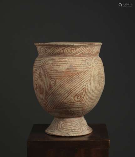 底座上的花瓶泰国，班清文化，约公元前1°千年的陶器。高24.7厘米表面布满红色描边的风格图案。来源：中国和印度公司(巴黎)(Inv.21450，1973年在曼谷获得)