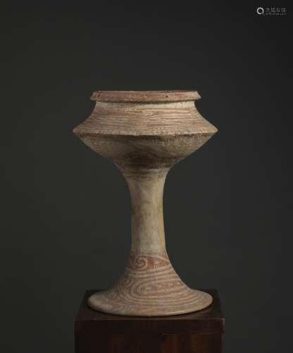 底座上的花瓶泰国，班清文化，约公元前1°千年的陶器。高32.7厘米表面布满红色描边的风格图案。古代可见的事故。来源：中国和印度公司(巴黎)(Inv.21659，1973年在曼谷获得)