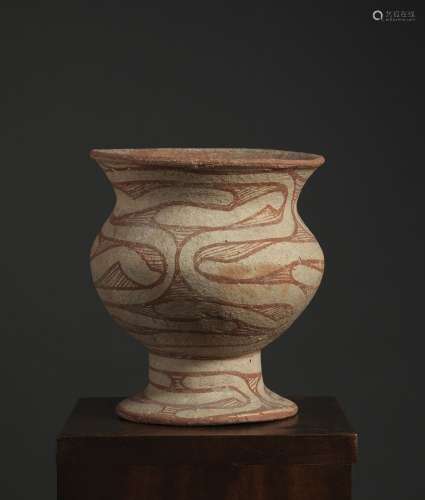 底座上的花瓶泰国，班清文化，约公元前1°千年的陶器。高20厘米，表面布满红色描边的风格化图案。出处：中国和印度公司(巴黎)(Inv.21660，1973年在曼谷获得)