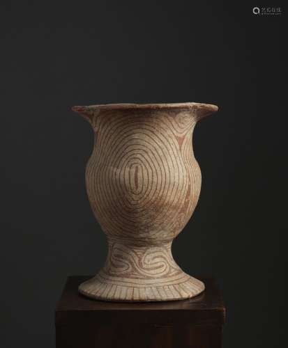 底座上的花瓶泰国，班清文化，约公元前1°千年的陶器。高25.5厘米表面布满红色描边的风格图案。出处：中国和印度公司(巴黎)(Inv.21661，1973年在曼谷获得)
