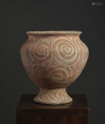 底座上的花瓶泰国，班清文化，约公元前1°千年的陶器。高22.2厘米表面布满红色描边的风格图案。出处：中国和印度公司(巴黎)(Inv.21662，1973年在曼谷获得)
