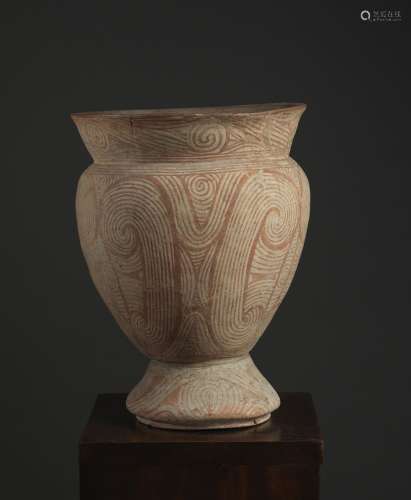 底座上的花瓶泰国，班清文化，约公元前1°千年的陶器。高29.3厘米表面布满红色描边的风格图案。古代可见的事故。来源：中国和印度公司(巴黎)(Inv.21663，1973年在曼谷获得)