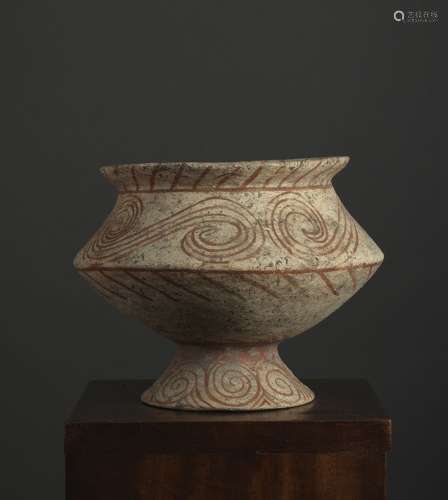 底座上的花瓶泰国，班清文化，约公元前1°千年的陶器。高17.2厘米表面布满红色描边的风格图案。出处：中国和印度公司(巴黎)(Inv.21664，1973年在曼谷获得)