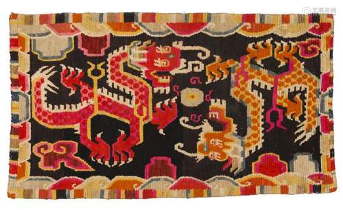 地毯西藏羊毛。150 x 84 cm龙在云间追逐珍珠的装饰。来源：中国和印度公司（巴黎）(Inv.22368 1977年在新德里获得)