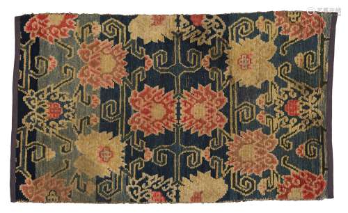 地毯西藏羊毛。132 x 78 cm蓝底精美的花纹。出处：Compagnie de la Chine et des Indes (Paris) (Inv.22699 1979年在新德里获得)