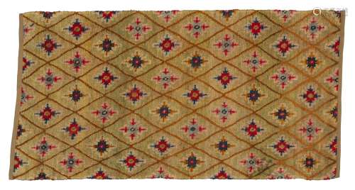 地毯西藏羊毛。153 x 78 cm淺綠色背景，菱形中央飾有豐富的花紋。出處：Compagnie de la Chine et des Indes (Paris) (Inv.22555 1978年在新德里購得)