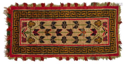 地毯西藏羊毛。141 x 72 厘米美麗的花紋，幾何邊框。出處：Compagnie de la Chine et des Indes (Paris) (Inv.22692 1979年在新德里購得)