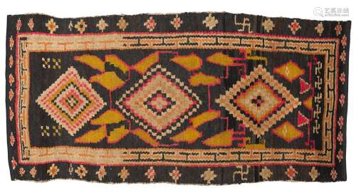 地毯西藏羊毛。三个方格勋章、几何边框和卍字的美丽装饰。出处：Compagnie de la Chine et des Indes (Paris) (Inv.22641 1980年在新德里获得)