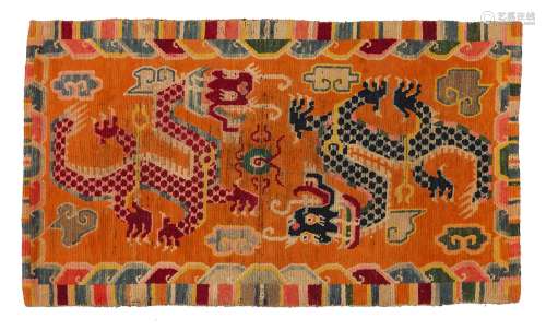 地毯西藏羊毛。152×87厘米纹饰龙在云间追逐圣珠，浪花之上。橙色背景。来源：Compagnie de la Chine et des Indes (Paris) (Inv.22458 1977年在New-Delhi获得)
