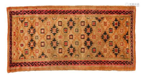 地毯西藏羊毛。139 x 72 cm雕饰丰富，有风格的花纹奖章。出处：Compagnie de la Chine et des Indes (Paris) (Inv.22556 1978年在新德里购得)