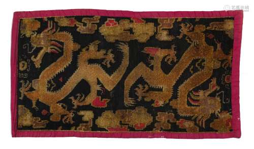 地毯西藏羊毛。131 x 74 cm黑底云间二龙纹饰。出处：Compagnie de la Chine et des Indes (Paris) (Inv.22691 1979年在新德里获得)