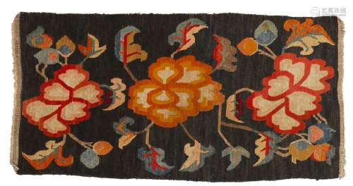 地毯西藏羊毛。167 x 82 cm黑色背景上精美的花纹。出处：Compagnie de la Chine et des Indes (Paris) (Inv.22793 1980年在新德里获得)
