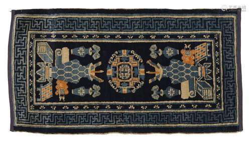 地毯中国羊毛。130 x 66 cm文物装饰。出处：Compagnie de la Chine et des Indes (Paris) (Inv.21622 1973年在新德里获得)