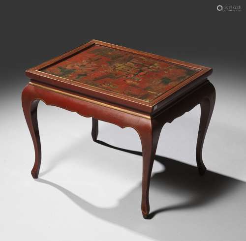咖啡桌是由一块古老的中国漆家具板制成的，带有现代腿上的凤凰装饰。40 x 40 x 49,5 cm来源：Compagnie de la Chine et des Indes (Paris) (Inv.25121 收购于2014年)