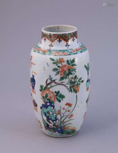 中国--康熙时期（1662-1722）。  瓷器小圆筒瓶，饰以青花科穿山石、牡丹、活动物等珐琅彩，颈部饰如意楣。   高度18.5厘米。(重要修复)