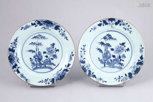 中国--乾隆时期（1736-1795）。  竹子、岩石、牡丹下的青花珐琅彩装饰的瓷座一对。   直径22.5厘米。(发射缺陷、碎片、裂缝)