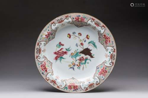 中国 - 印度公司 - 乾隆时期（1736-1795）。  玫瑰系列多色釉瓷器，烟叶纹，盆内有牡丹纹。  直径39.3厘米。(边上的碎片，咬着脚后跟)。
