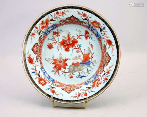 中国--18世纪晚期。- 年代初  瓷器中的芙蓉和文房用品的多色装饰的奶油盘。  直径22厘米。在中国，芙蓉花象征着个人的荣耀。