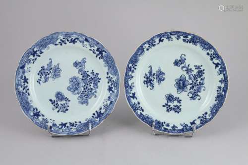中国-18世纪  瓷器中的4个位置和2个CUTTINGS，以蓝色人物和花卉装饰。    直径23、20、26厘米 (碗有裂纹，盘子有碎屑和碎片)