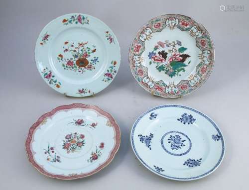 中国 - 印度公司--18世纪。  以下是四个瓷器地方。三款粉色系带花饰，一款带轮廓边，一款蓝白色带花纹。  最大的一个：直径23.5厘米。