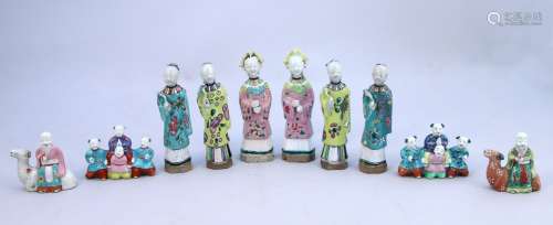中国-嘉庆时代（1796-1820）。  一套十件多色珐琅彩瓷器套装，五对，分别为童子、仙人骑鹿、站立的人物，他们的衣服上有花纹。   高度从7到17.2厘米。(小缝隙和碎片)