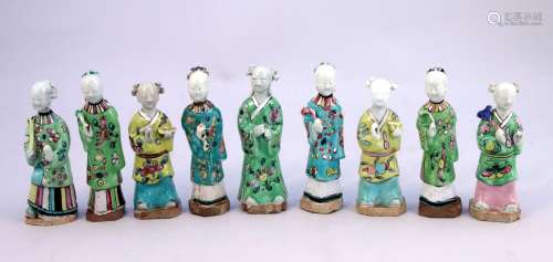 中国-嘉庆时代（1796-1820）。  瓷器中的九件瓷器，包括三对人物和手持如意、飞管、小容器的站立儿童，他们的衣服上有花纹。  高度从14.5到16.5厘米。(小碎片和缺失，修复)