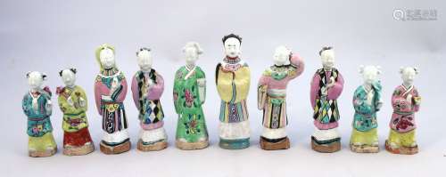 中国-嘉庆时代（1796-1820）。   瓷器中的十种状态，包括三对儿童和手持如意、莲花、飞道的站立人物，他们的衣服上有菱形、条纹和花纹。   高度从14.3到19.7厘米。(小事故和缺失、修复、珐琅跳跃)