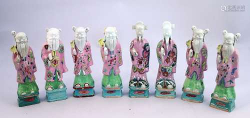 中国-嘉庆时代（1796-1820）。   瓷器上的八卦图，仙人手持荷叶站立，衣服上有花和龙的图案。   高度从21.5到23厘米。(事故和故障、修复)