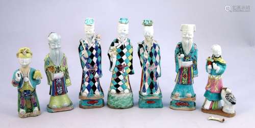 中国-嘉庆时代（1796-1820）。   瓷器上有七件瓷器，文人和站立的女子，手拿传单和卷轴，衣服上有菱形和