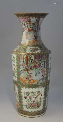 中国，坎顿--19世纪。瓷器大花瓶，多色金饰，饰以宫殿和时髦鸟类的场景。  高62，直径40.5厘米。(修复)