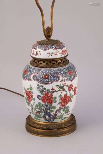中国--19世纪  瓷壶盖，壶身和壶盖上饰有多色珐琅彩石、牡丹、鸟、蝴蝶等图案，壶肩和壶盖上饰蓝底花叶楣。安装成灯。  高度，25厘米。(瓷器的状况在胎座下不作保证)产地：里科尔迪耶城堡，安德烈-卢瓦尔。