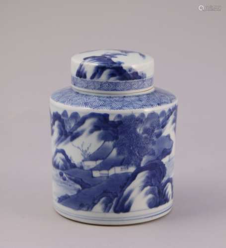 中国--19世纪  瓷器茶叶盒，蓝色装饰在山坡上的茅草屋和湖泊下，肩部装饰有几何图案。  高度13.4厘米。  产地：里科尔迪耶尔城堡，印度河-卢瓦尔河。