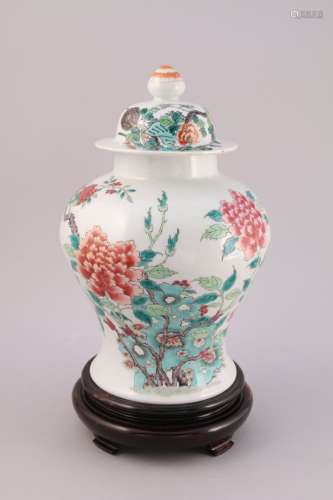 中国--19世纪  瓷质陶器以多色釉装饰，风格为玫瑰科牡丹的花叶和穿山石。   高度33厘米(盖子带回来，修复颈部，有光泽，片子保存下来)