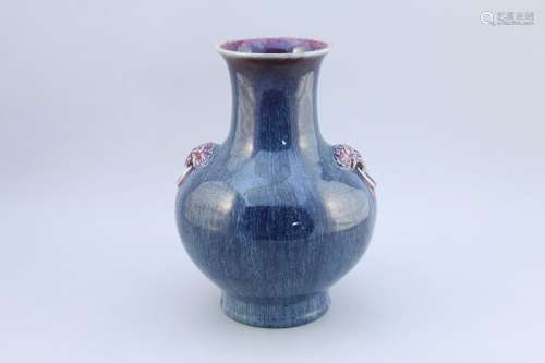 中国--1900年左右。  紫砂火彩陶瓶，腹部饰两柄饕餮首级支撑环。   高度34厘米(穿孔，地领)