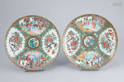 中国，广州--19世纪末。  玫瑰家族的两件多色金彩瓷器，装饰有宫殿和花鸟的场景。  直径24.5厘米。琺瑯質的磨損、琺瑯質的飛躍、咬合）。