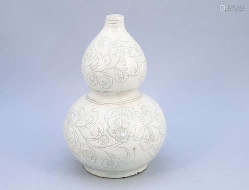 中國，慈州風格 - 白釉瓷雙瓜形現代花瓶，葉子上刻有牡丹。  高度，28厘米。(失踪)