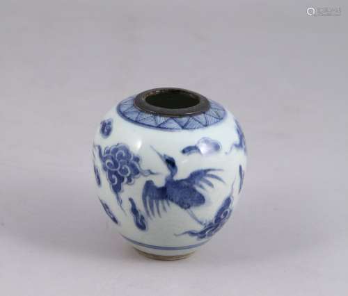 中国--19世纪  青花釉下五彩云间鹤瓷壶。领口用金属圈起来。   高度9.5厘米。(切领)