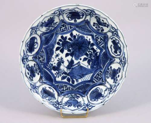 中国 - 现代 瓷器小杯，釉下蓝彩装饰，以蝈蝈和吉祥物为主题。   直径20厘米。(谷物)