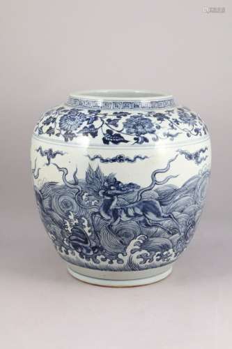 中国 - 现代蓝白瓷罐式花瓶，饰以波斯风格的6个嵌合体和6个小动物，以波涛汹涌的风景为主题，顶上有花卉楣和希腊楣。  高度，40厘米。(肿胀)