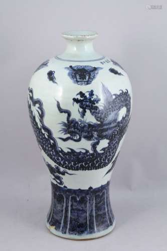 中国 - 现代青花瓷器梅瓶饰五爪龙，四字款。  高度，50厘米。