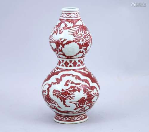 中国 - 现代双葫芦形瓷瓶，上半部分为铜红色的龙腹追神珠和凤颈装饰。中部有格子花纹，底部有交错的崥。  高度，24厘米。