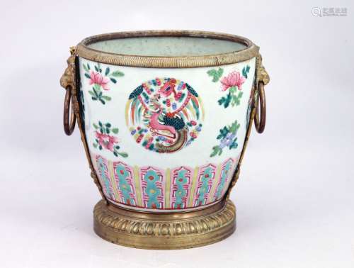 中国--1900年左右。  瓷胎多色釉瓷器底座，叶子上有花。后用鎏金铜装裱。    高度，21厘米。(修复)
