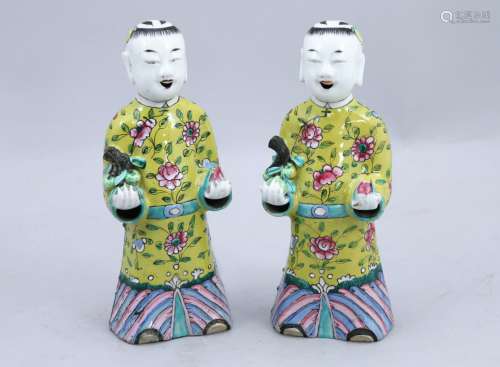 中国-19世纪后期  聚彩珐琅彩瓷器中的两尊荷包像，右手持柿子枝，左手持桃子站立。  高度18.5厘米。(小事故)