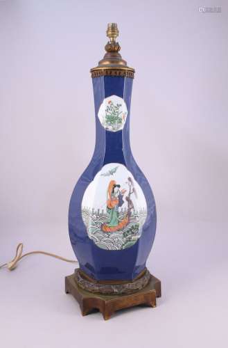 中国--20世纪  六角形的花瓶，以粉蓝色背景上的多色釉瓷为背景，以山水储备和不朽的筏子为题材。鎏金铜框架。   高度，52厘米。(底部有穿孔。框架下的瓷器状况不保证)